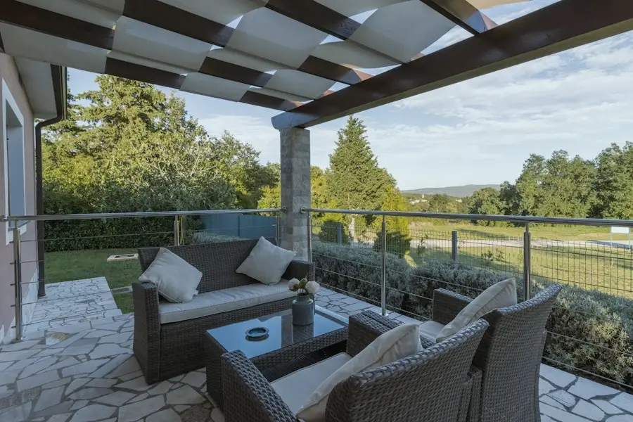 Une terrasse ouverte sur le jardin et la campagne